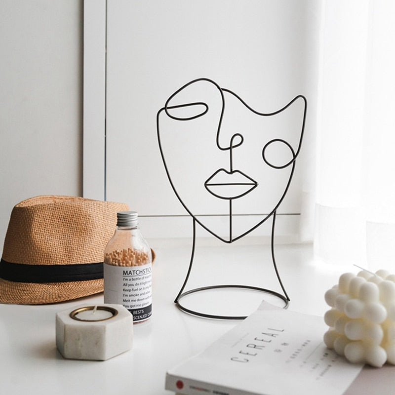 Escultura de Rosto Abstrato em Arte Linear Miro