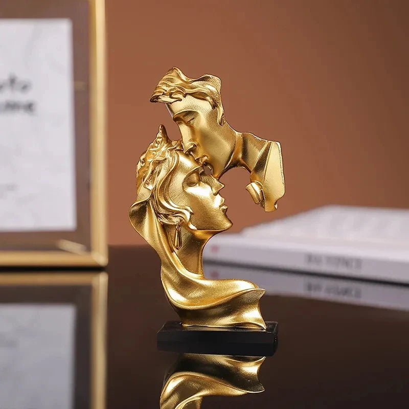 Elegante Escultura de Amantes em Resina