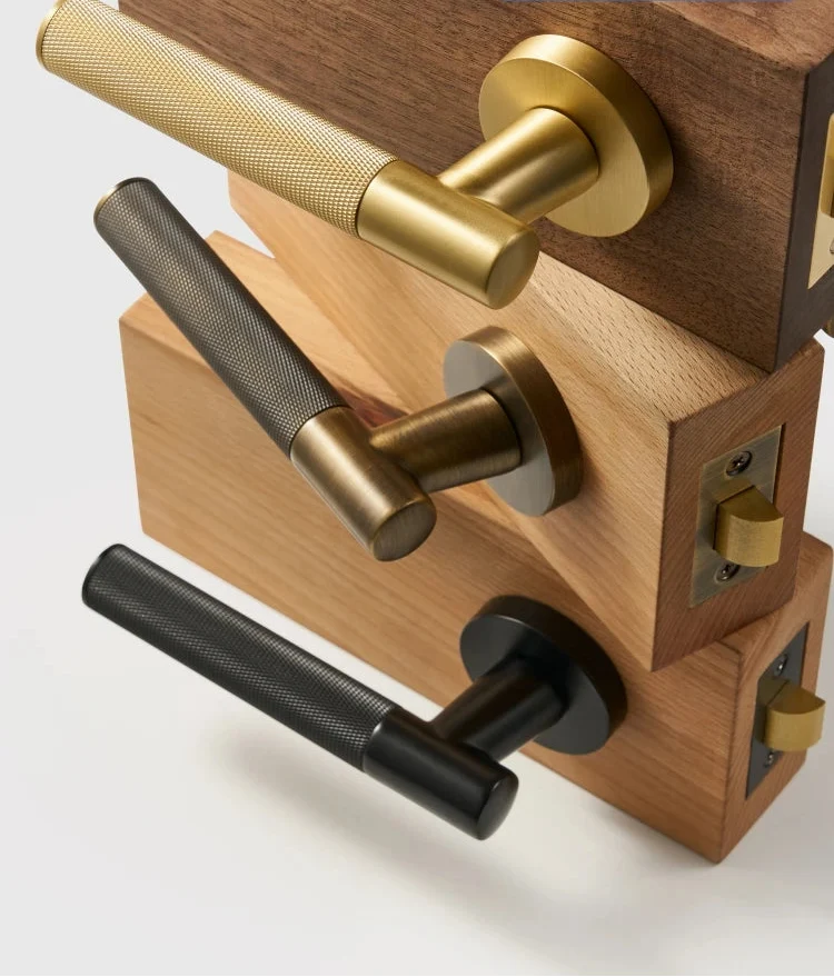 Elegante Conjunto de Puxadores de Porta em Bronze