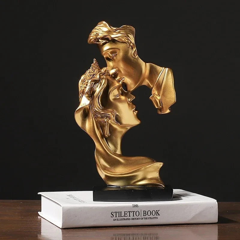 Elegante Escultura de Amantes em Resina