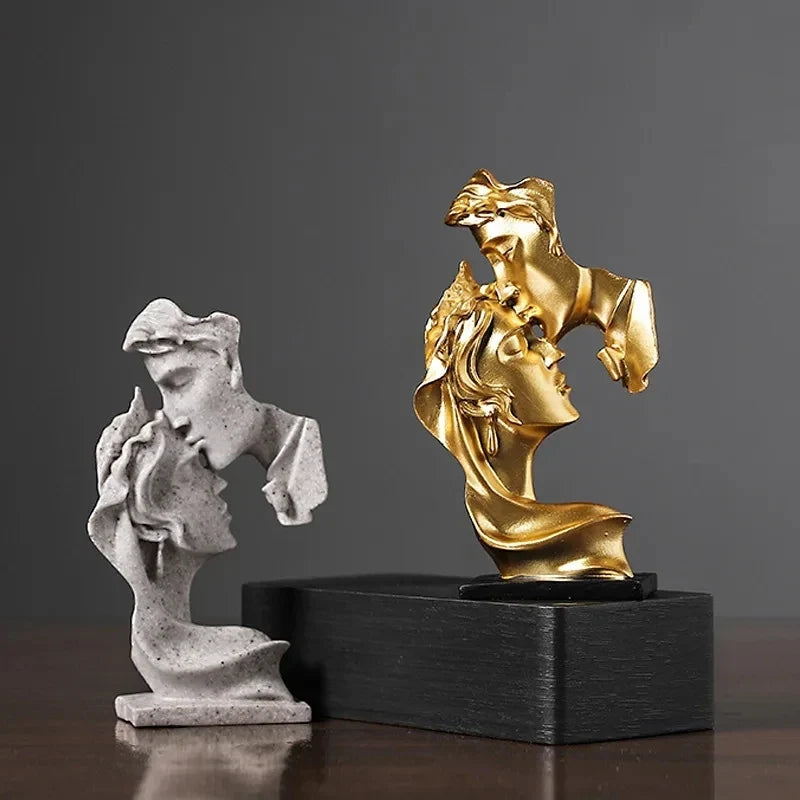 Elegante Escultura de Amantes em Resina