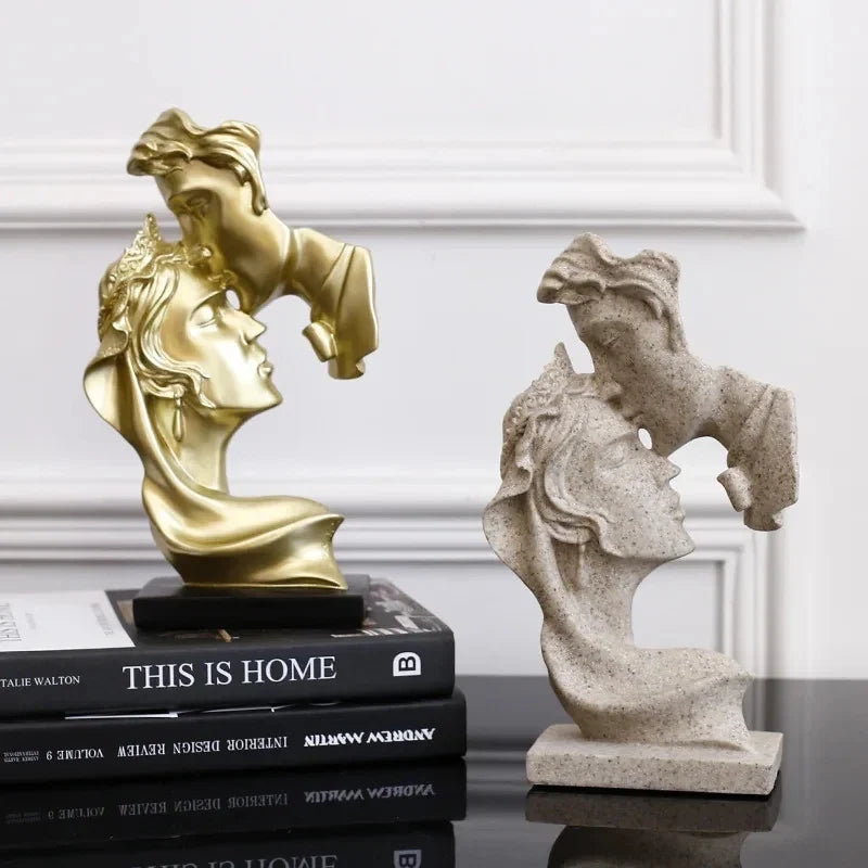 Elegante Escultura de Amantes em Resina