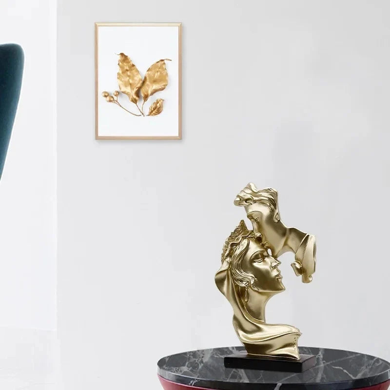 Elegante Escultura de Amantes em Resina