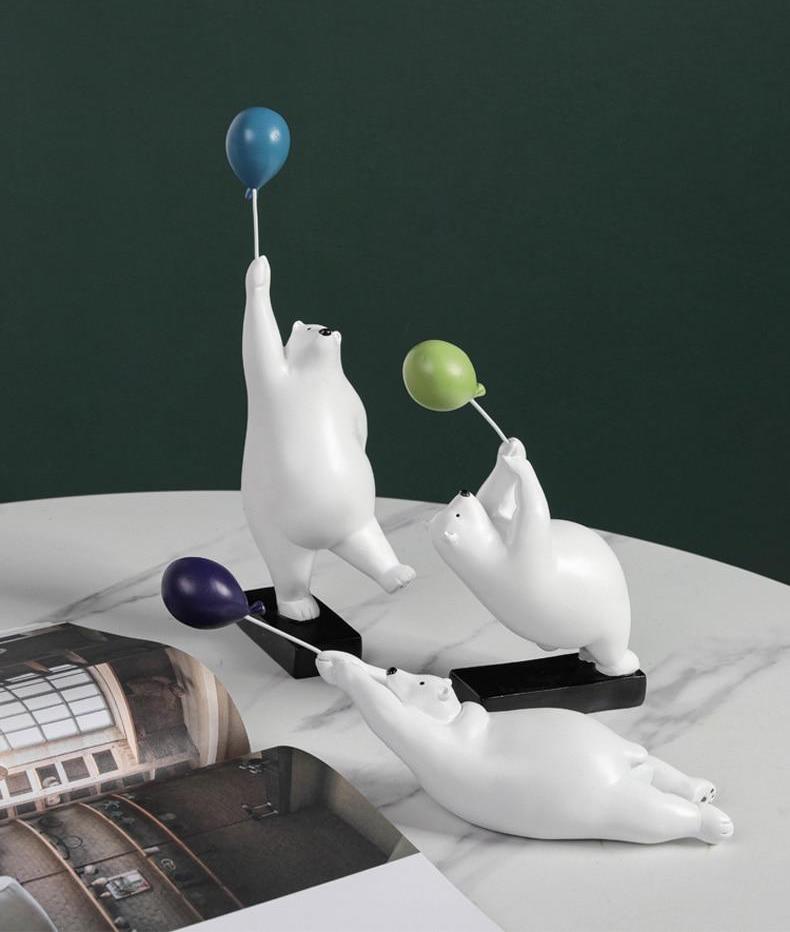 Escultura de Urso Polar com Balão Nanu