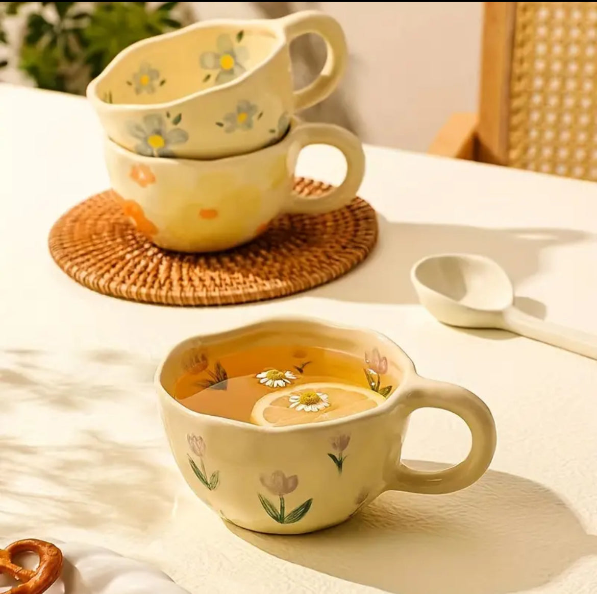 Caneca em Cerâmica Pintada à Mão Flora – 250ml