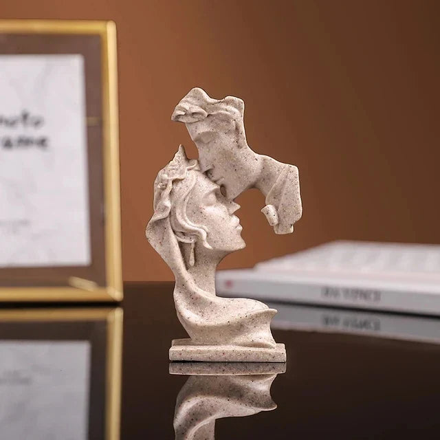 Elegante Escultura de Amantes em Resina