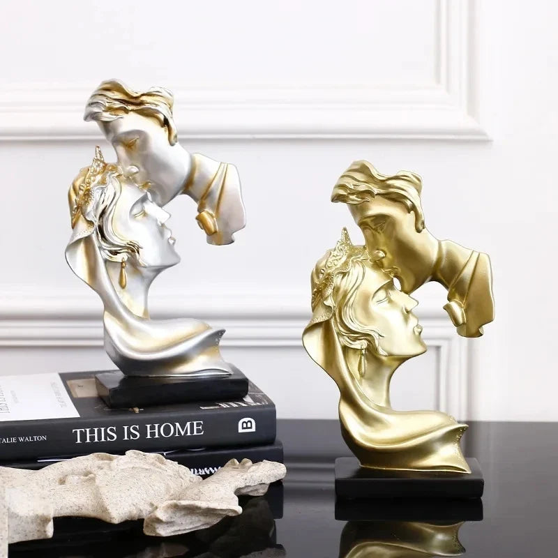 Elegante Escultura de Amantes em Resina