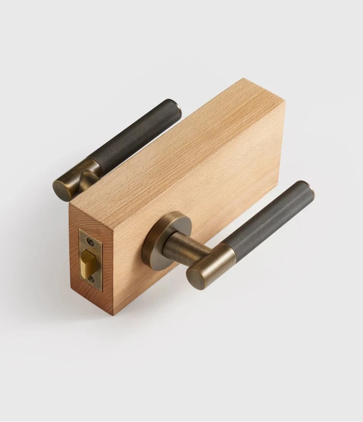 Elegante Conjunto de Puxadores de Porta em Bronze