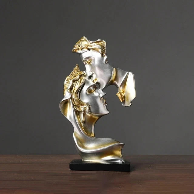 Elegante Escultura de Amantes em Resina