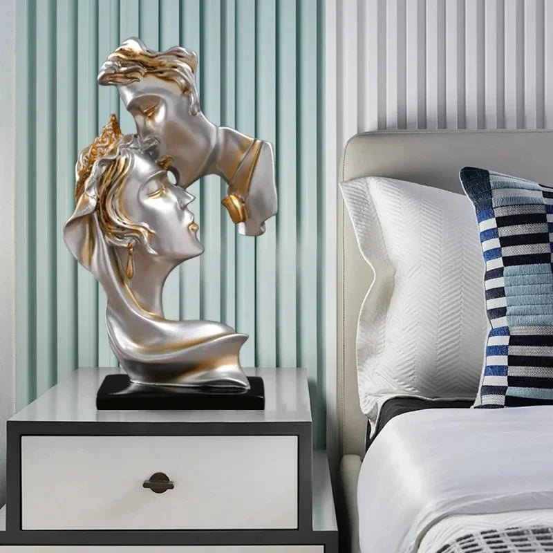 Elegante Escultura de Amantes em Resina